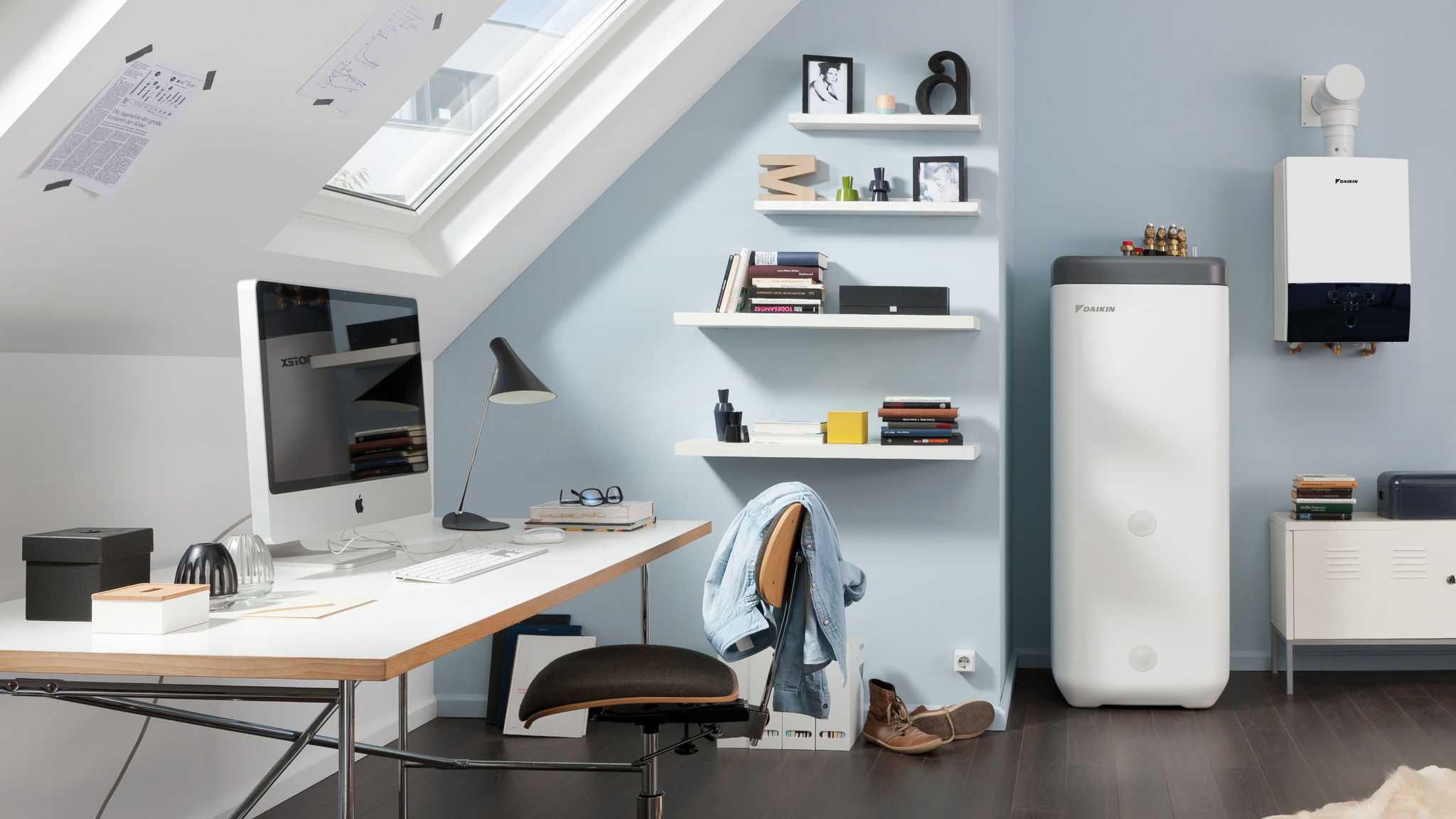 Zbiornik ciepłej wody Daikin w pokoju w akademiku.
